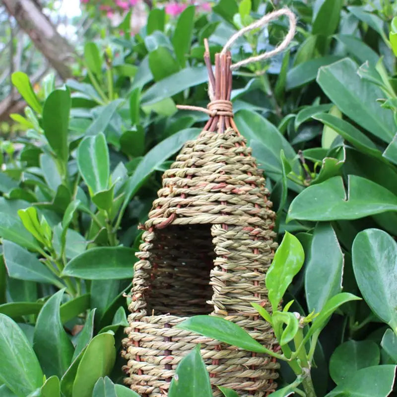 Hanging Bird House Pastoral Style Birdhouse Natural Fiber Finch Bird Nest Hut Outdoo Cage Hand-woven Straw Rope Shelter Hideaway