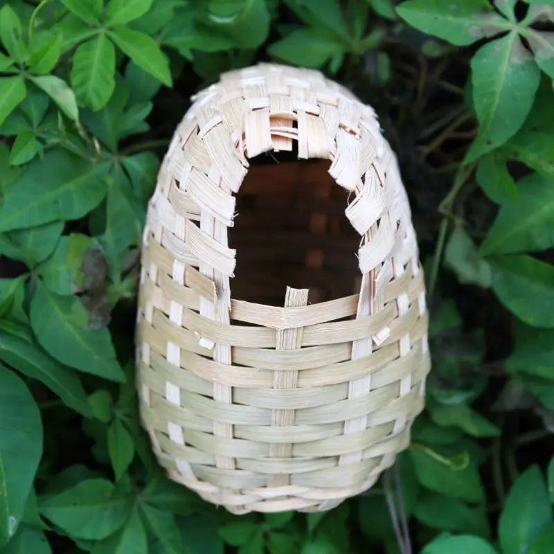 Hanging Bird Nest Natural Bamboo Bird Hut Outdoor Birdhouse Wren Nest Chickadee House Small Shelter for Finch Canary