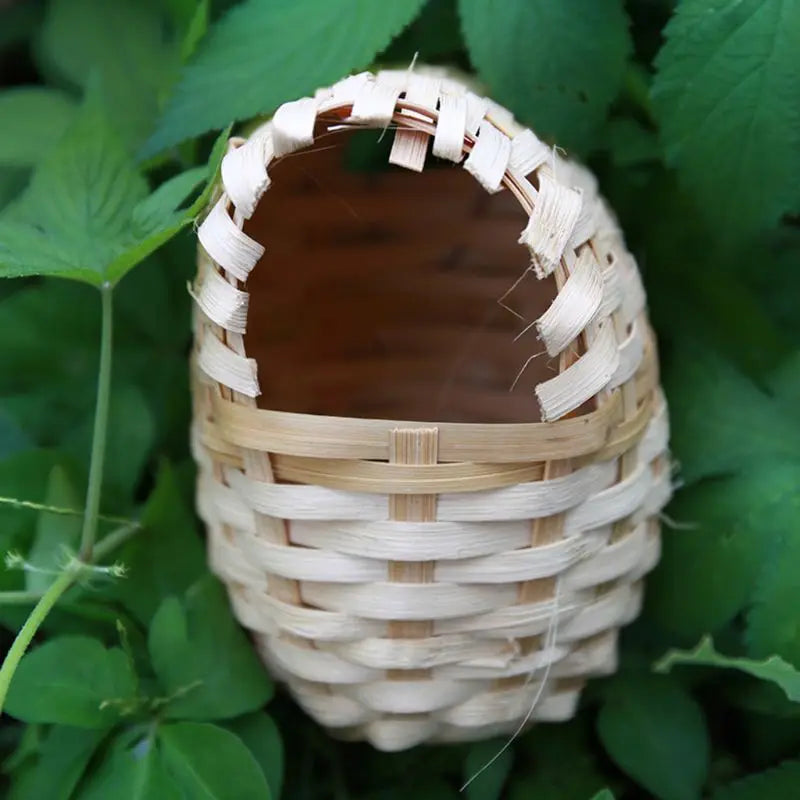 Hanging Bird Nest Natural Bamboo Bird Hut Outdoor Birdhouse Wren Nest Chickadee House Small Shelter for Finch Canary